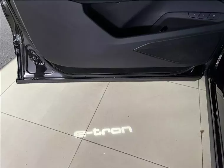 Audi E-tron Preto 7