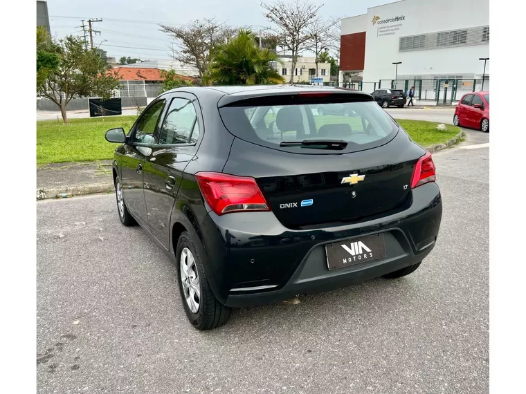 Chevrolet Onix Preto 7