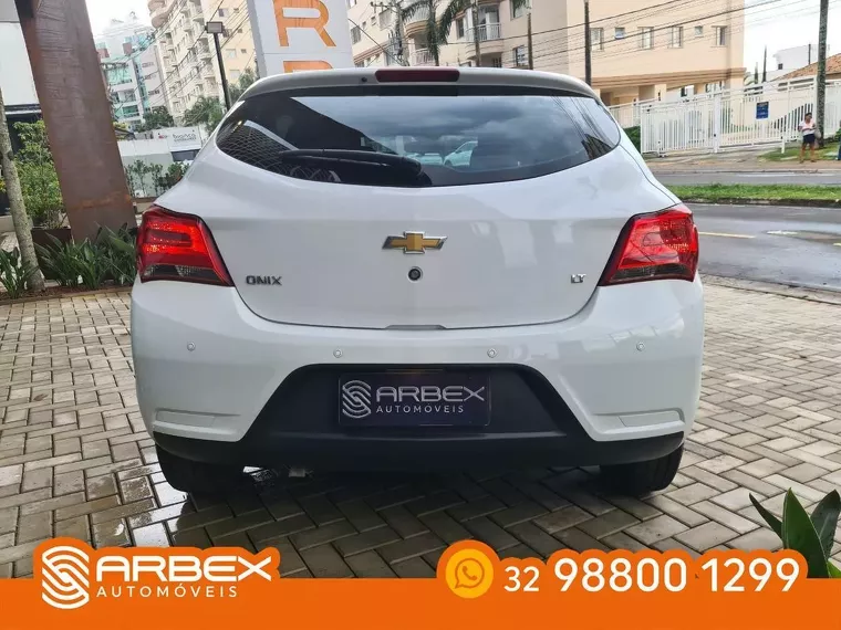 Chevrolet Onix Branco 19