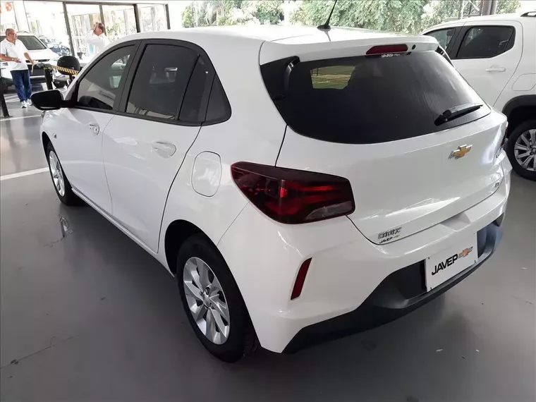 Chevrolet Onix Branco 1