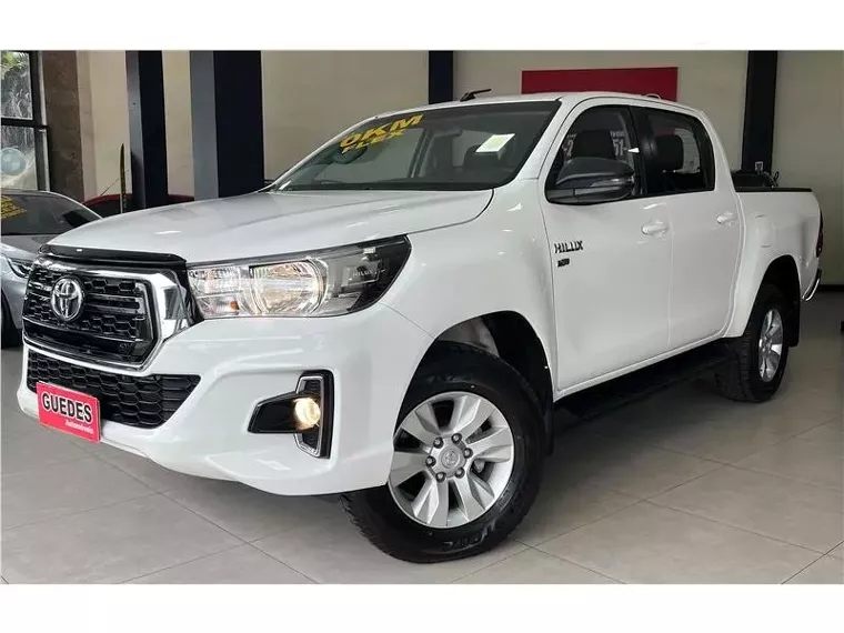 Toyota Hilux Branco 19