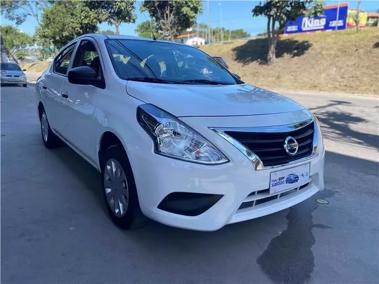 Nissan Versa Branco 6