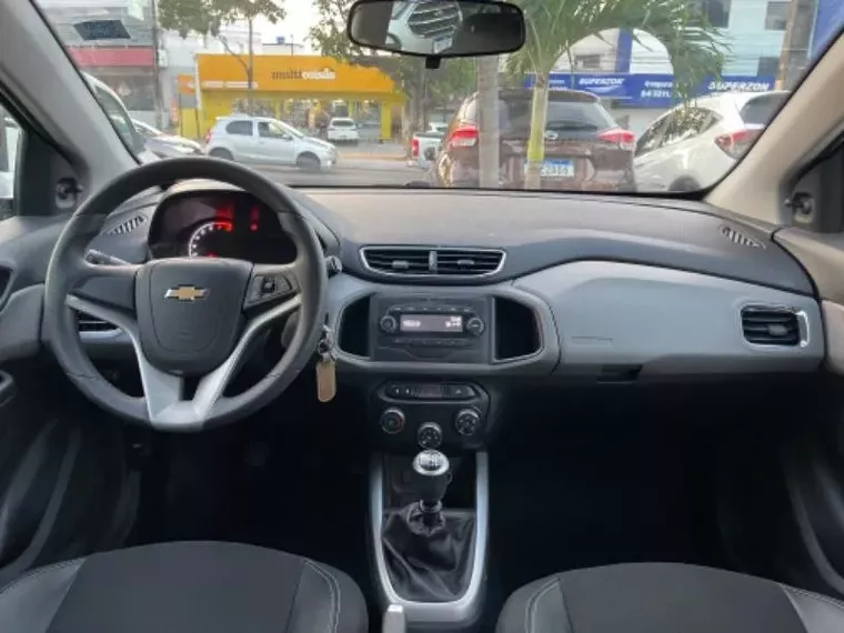 Chevrolet Onix Branco 10