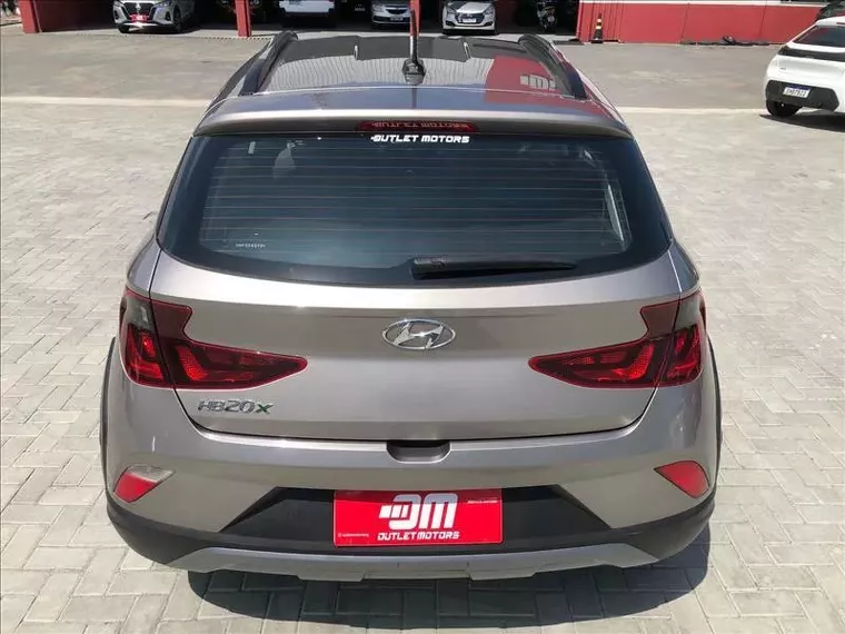 Hyundai HB20X Prata 13