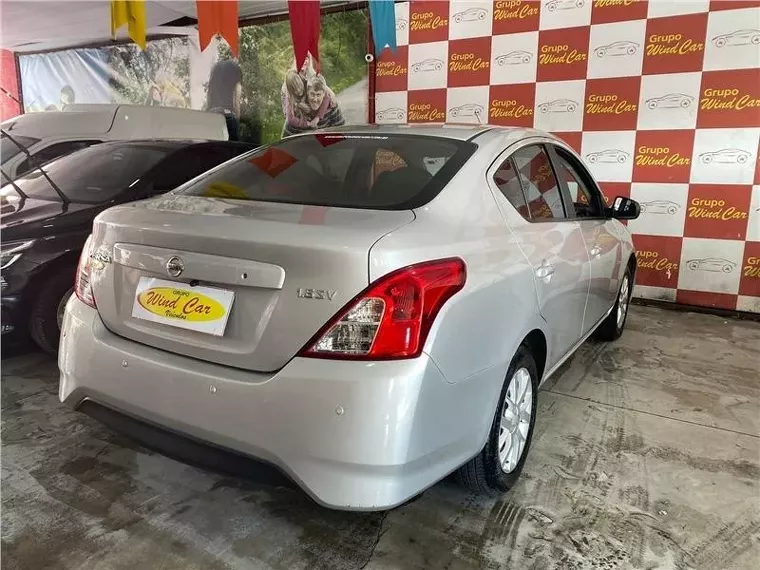 Nissan Versa Prata 6