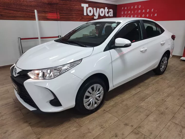 Toyota Yaris Branco 1