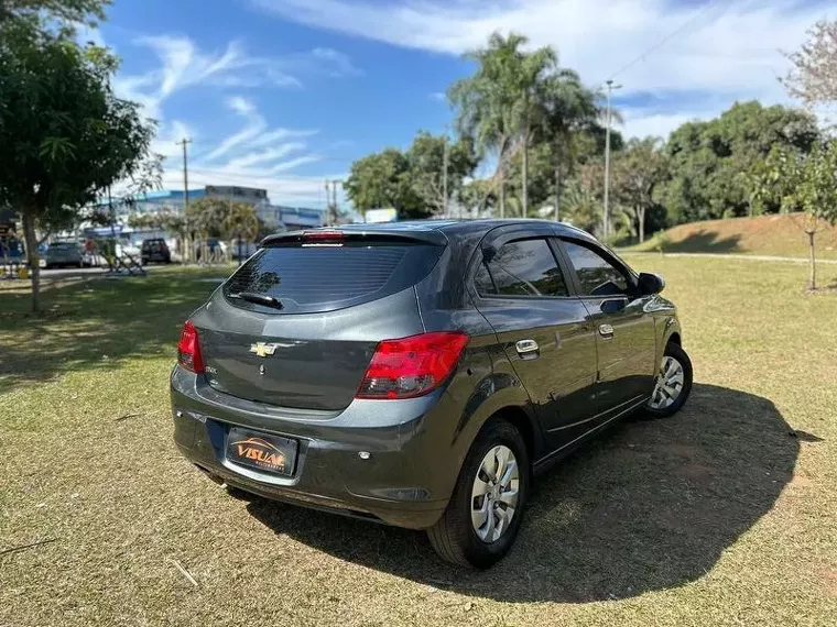 Chevrolet Onix Cinza 4