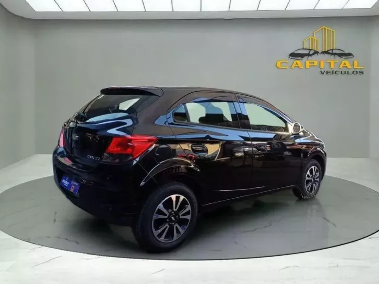 Chevrolet Onix Preto 8