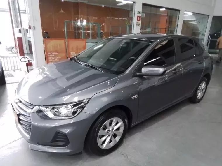 Chevrolet Onix Cinza 2