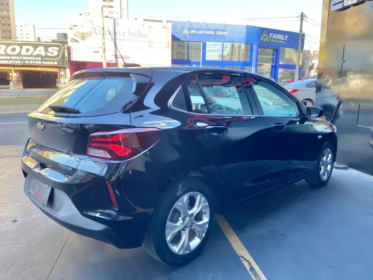 Chevrolet Onix Preto 18