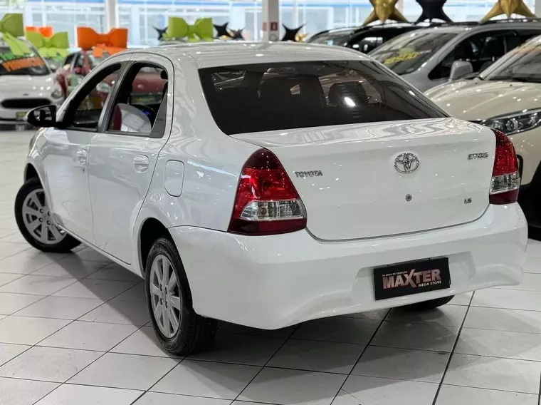 Toyota Etios Branco 16