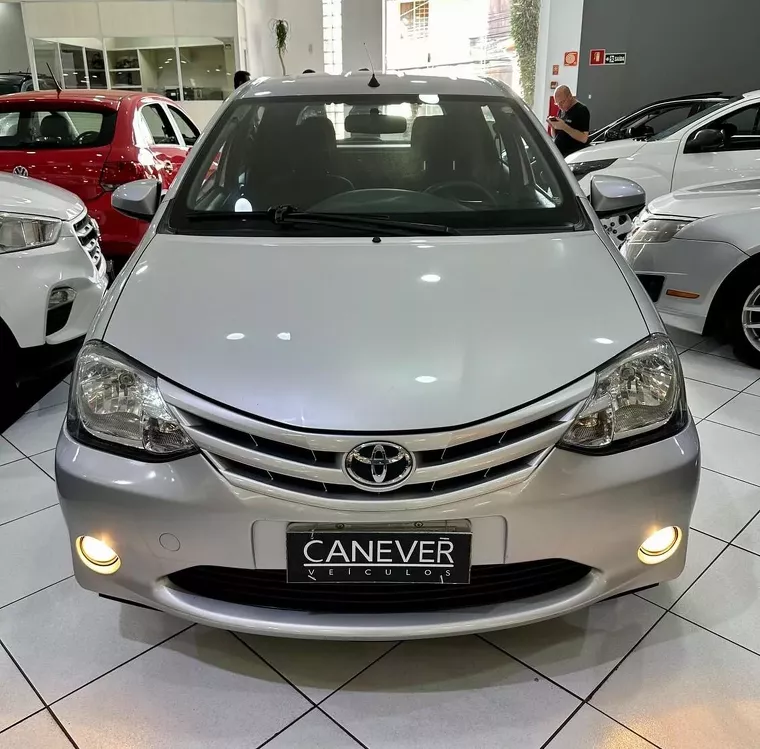 Toyota Etios Prata 3