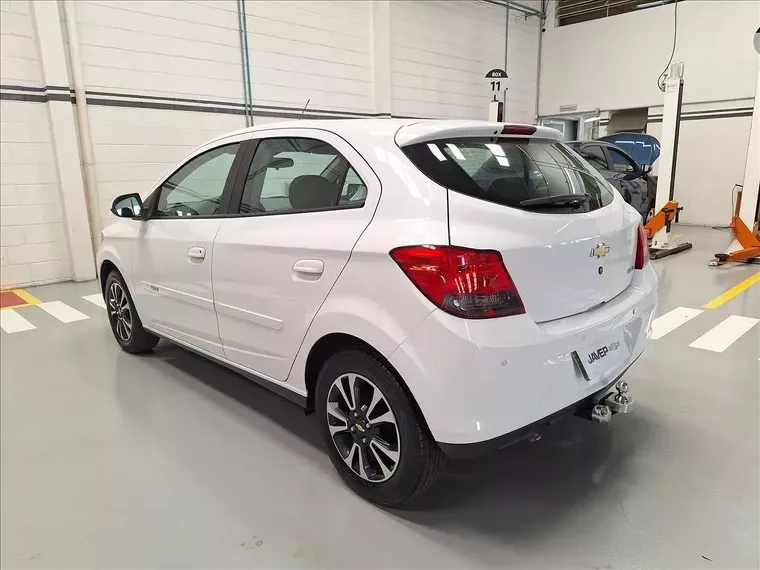 Chevrolet Onix Branco 7