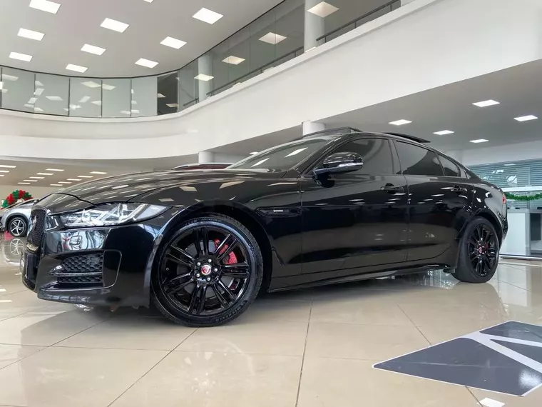 Jaguar XE Preto 1