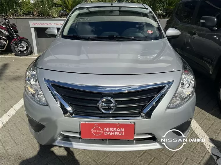 Nissan Versa Prata 17