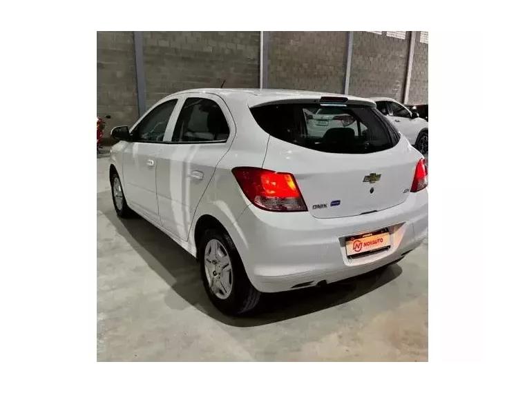 Chevrolet Onix Branco 2