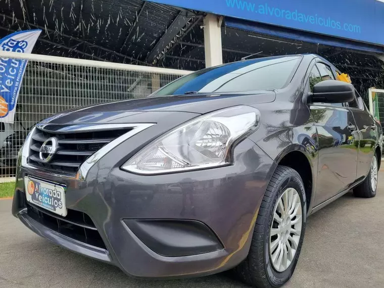 Nissan Versa Cinza 8