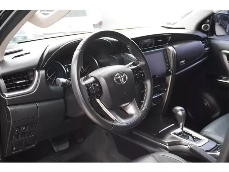 Toyota Hilux SW4 Preto 15