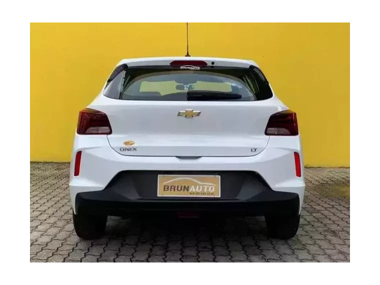 Chevrolet Onix Branco 4