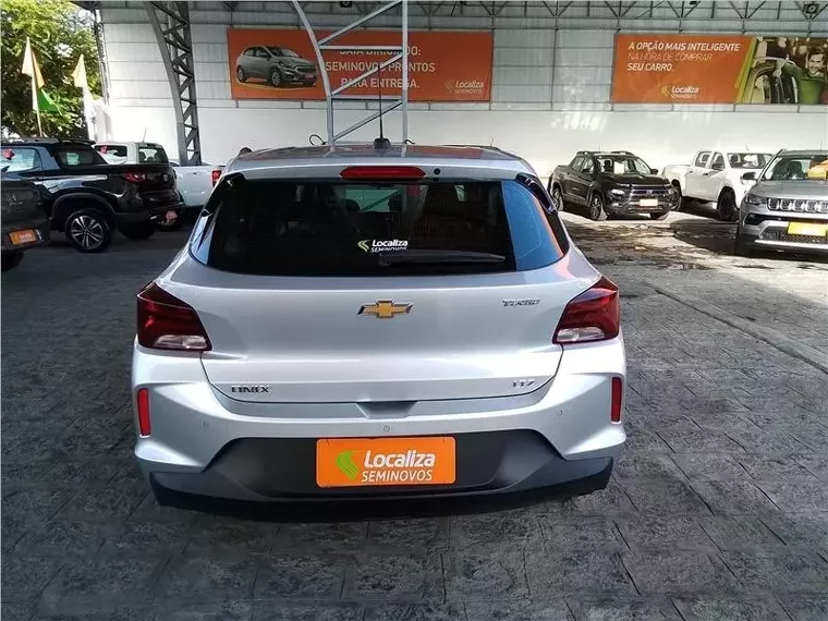 Chevrolet Onix Prata 5