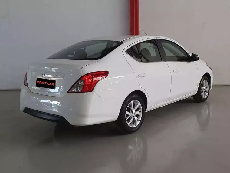 Nissan Versa Branco 6