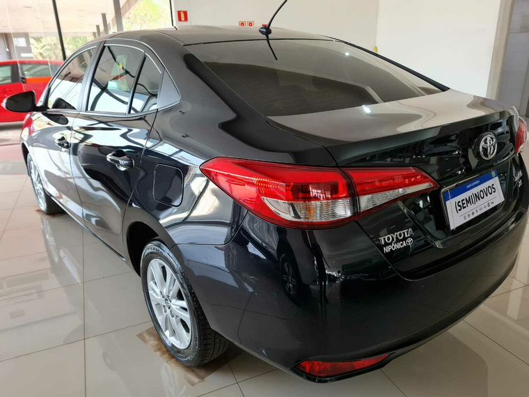 Toyota Yaris Preto 4