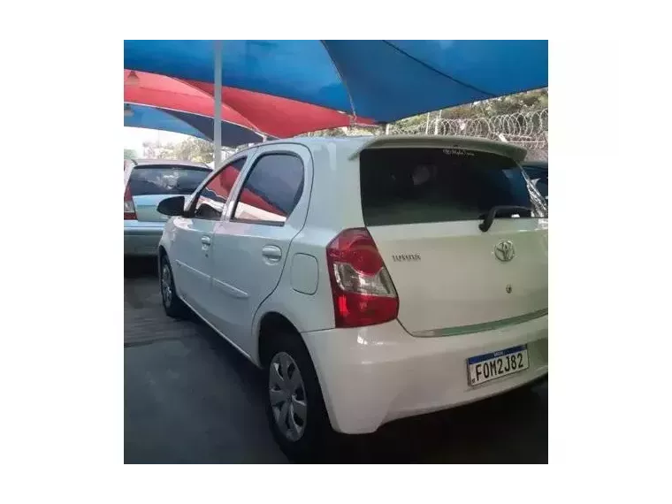 Toyota Etios Branco 3