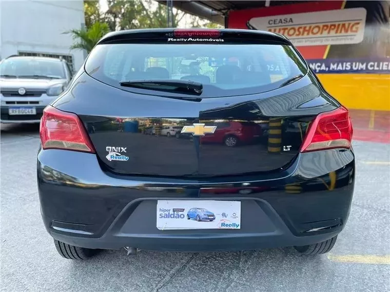 Chevrolet Onix Preto 10