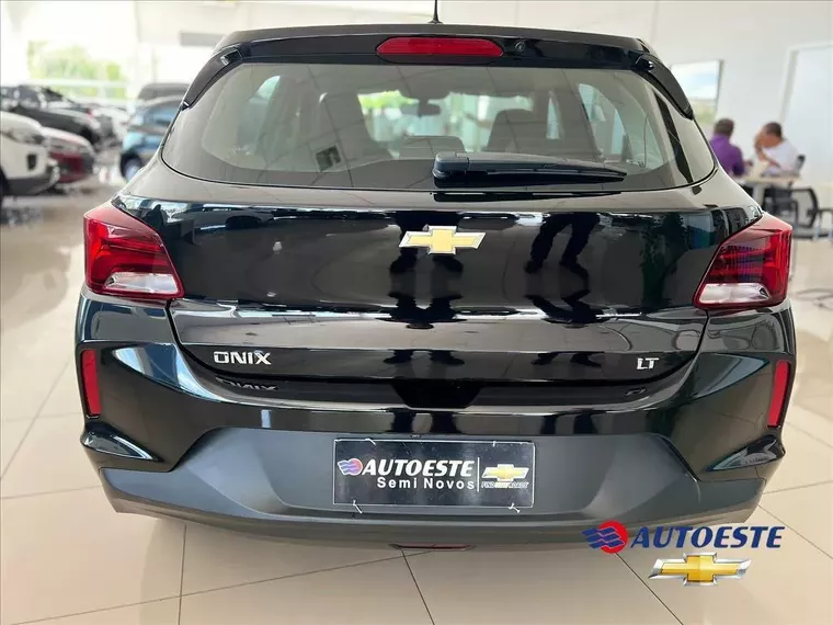 Chevrolet Onix Preto 5