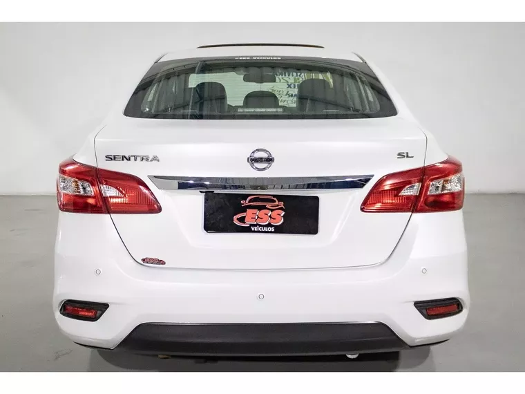 Nissan Sentra Branco 16