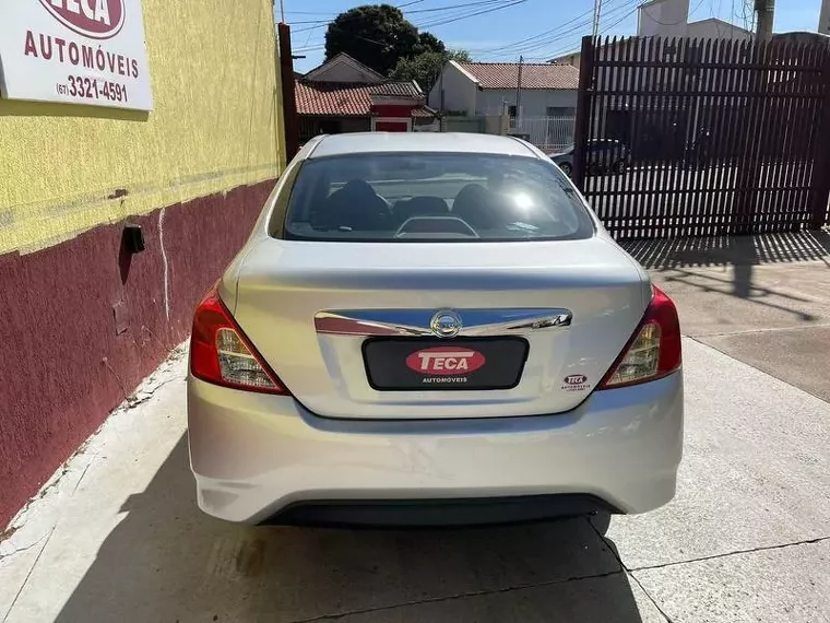 Nissan Versa Prata 2