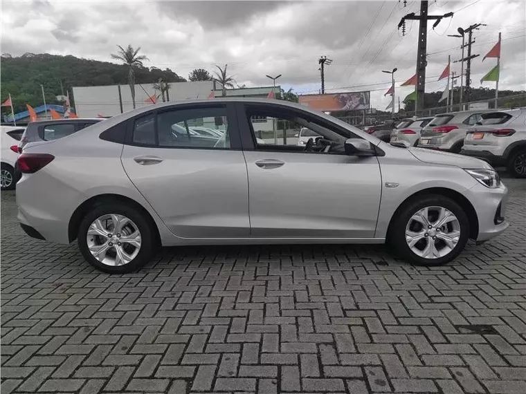 Chevrolet Onix Prata 6