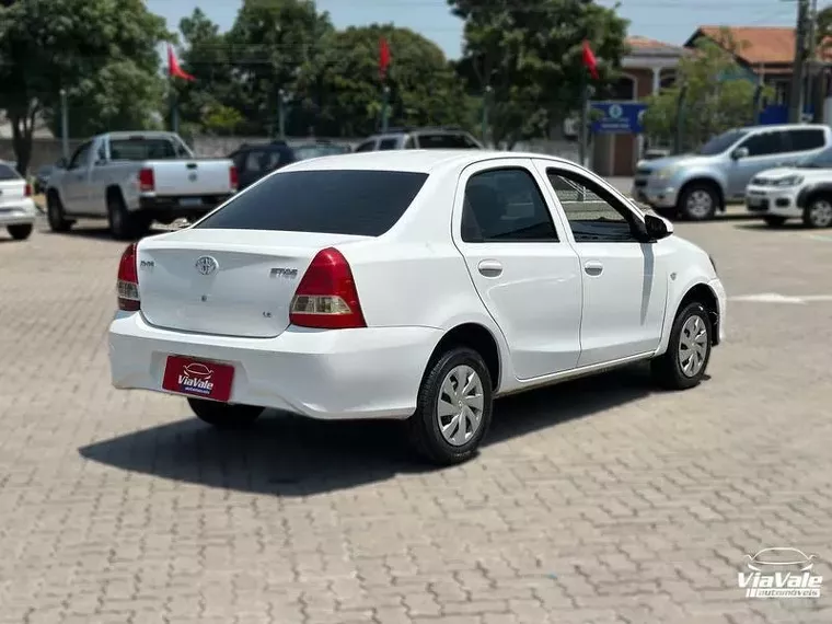 Toyota Etios Branco 14