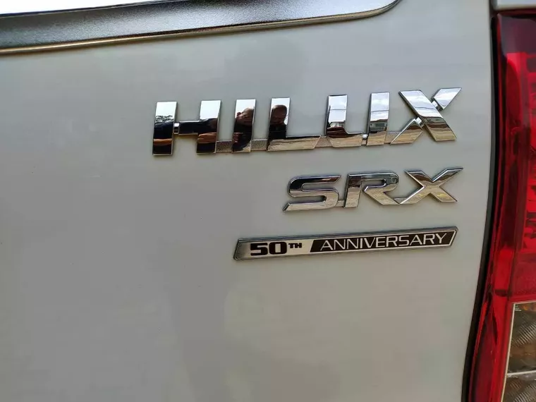 Toyota Hilux Branco 24