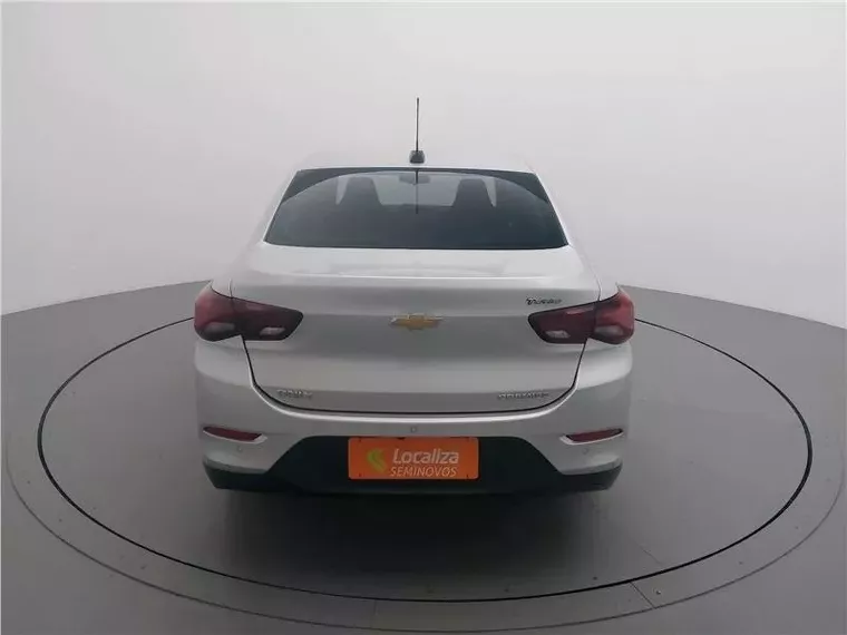 Chevrolet Onix Prata 6