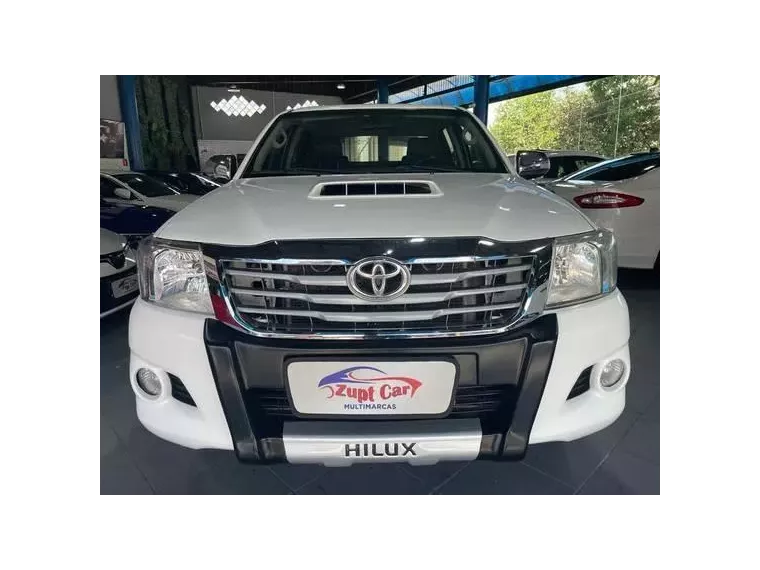 Toyota Hilux Branco 11