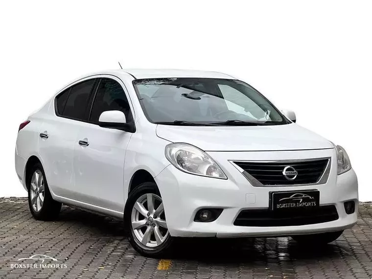 Nissan Versa Branco 11