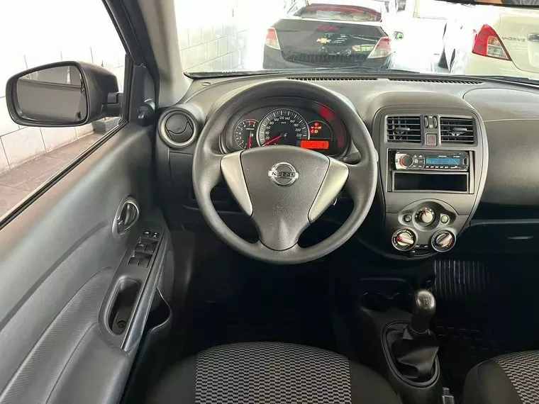 Nissan Versa Preto 18