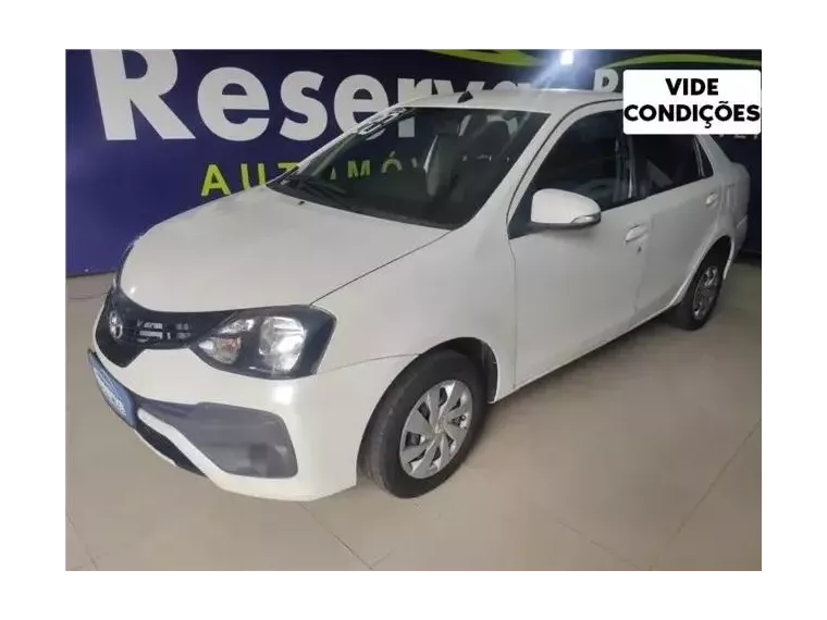 Toyota Etios Branco 1