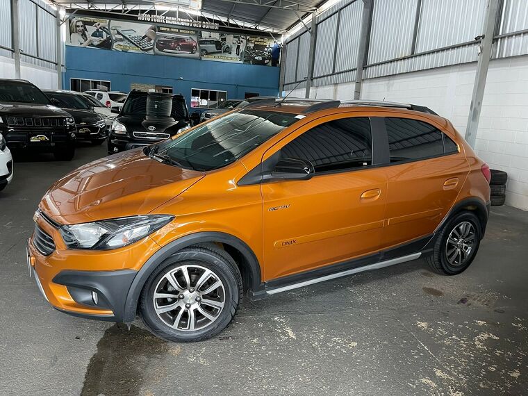 Chevrolet Onix Laranja 2