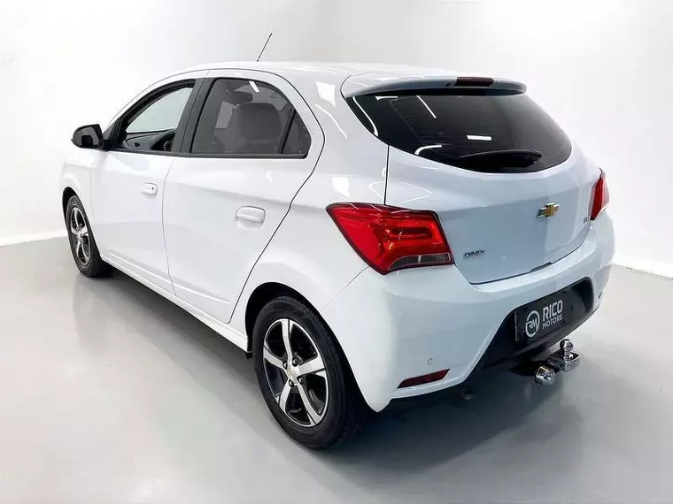 Chevrolet Onix Branco 9