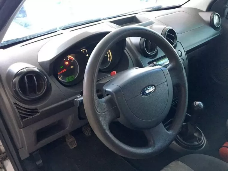 Ford Fiesta Prata 14