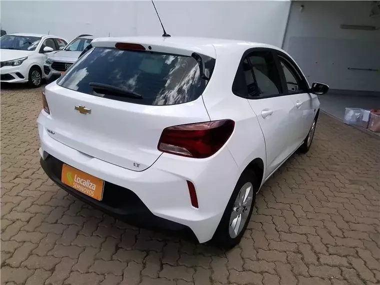 Chevrolet Onix Branco 9