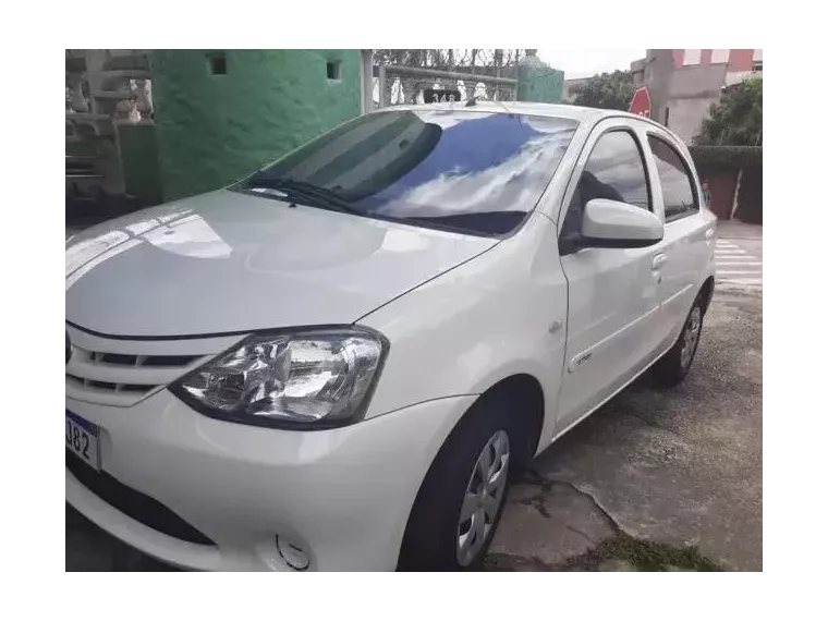 Toyota Etios Branco 7