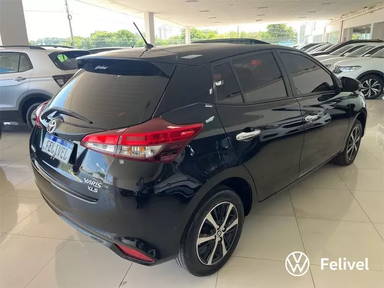 Toyota Yaris Preto 11