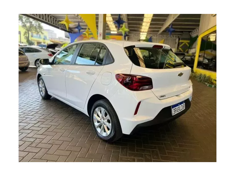 Chevrolet Onix Branco 5