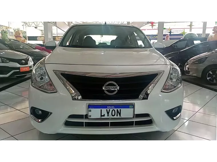 Nissan Versa Branco 3