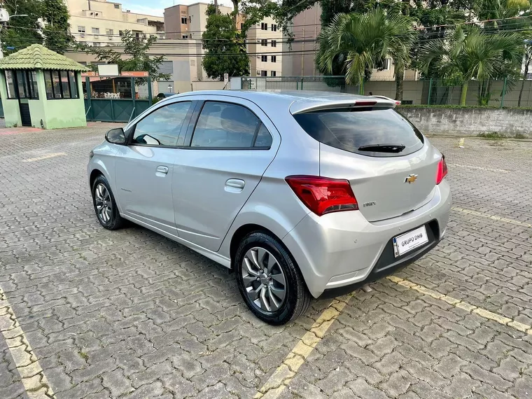 Chevrolet Onix Prata 5