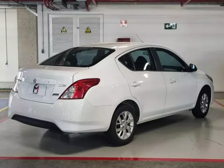 Nissan Versa Branco 12