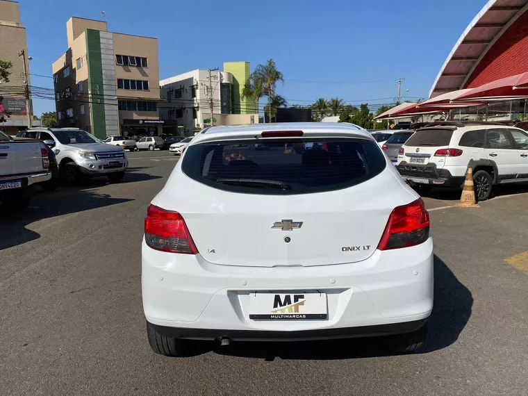 Chevrolet Onix Branco 11